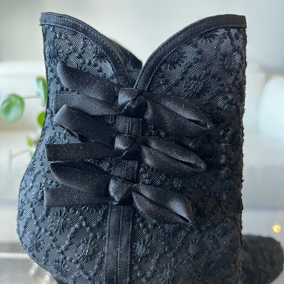 CHRISTIAN DIOR | BLACK MESH DESIGN SATIN HEELED BOOTIES W/ BOWS - Picture 3 of 12
